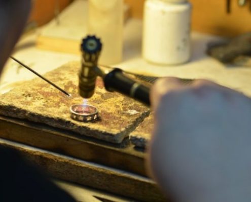 תהליך הגדלת טבעת זהב בהלחמה