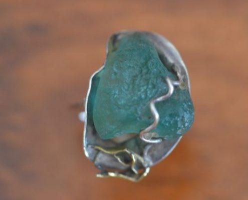 טבעת כסף בעבודת יד בשילוב זכוכית רומית, בעיטורי זהב