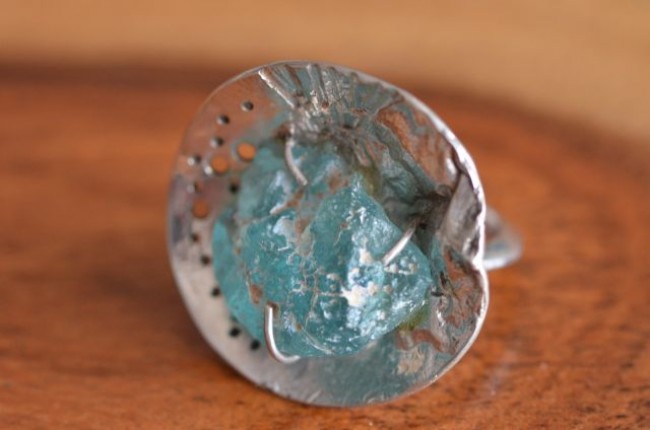 טבעת כסף בעבודת יד בטכניקת רטיקולציה בשילוב זכוכית רומית