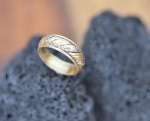 טבעת נישואין בשילוב זהב צהוב ולבן משובצת יהלומים