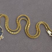 תליון ושרשרת זהב בעבודת יד בשיבוץ מטבע יהודית עתיקה