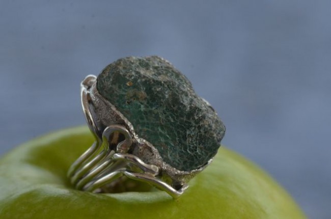 טבעת כסף בעבודת יד בשיבוץ זכוכית רומית