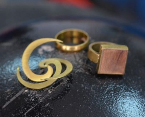 תליון, טבעת נישואין וטבעת בשילוב עץ מפליז בעבודת יד