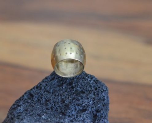 טבעת מקומרת בעיטורי קרסום
