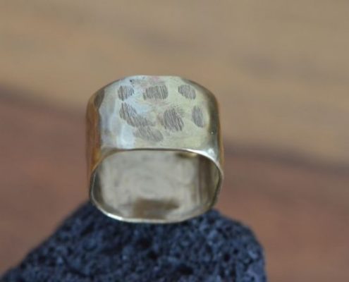 טבעת מרובעת מפליז בעבודת יד, בריקוע ייחודי
