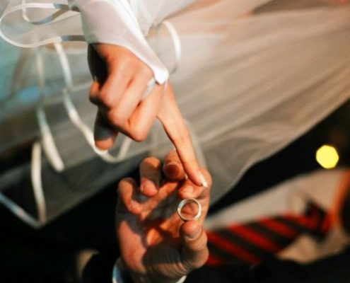 טבעת נישואין בשילוב זהב ופלטינה בעבודת יד בטכניקת אינליי